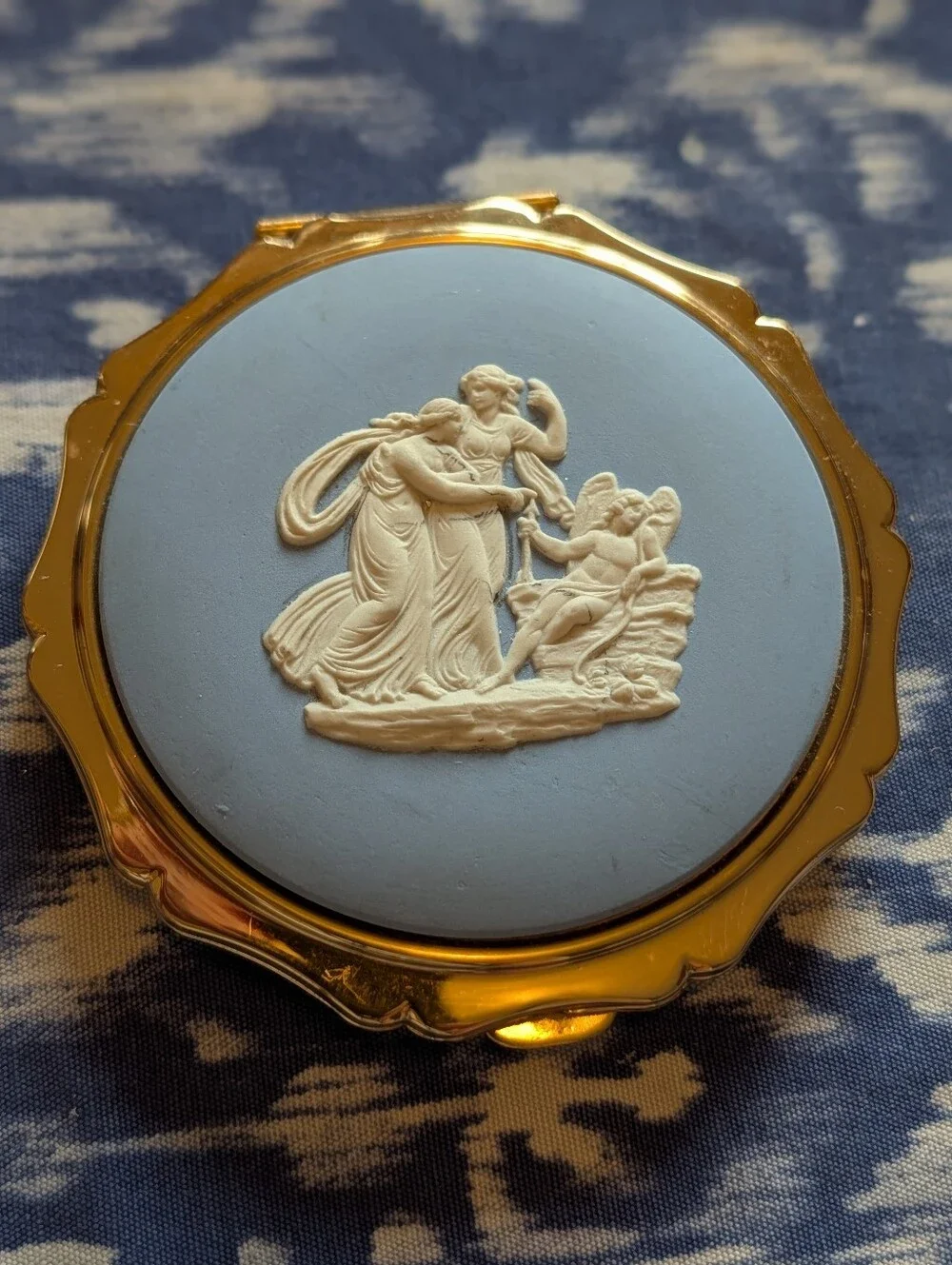 Vintage Stratton powder compact featuring a blue Wedgwood Jasperware cameo Lid.